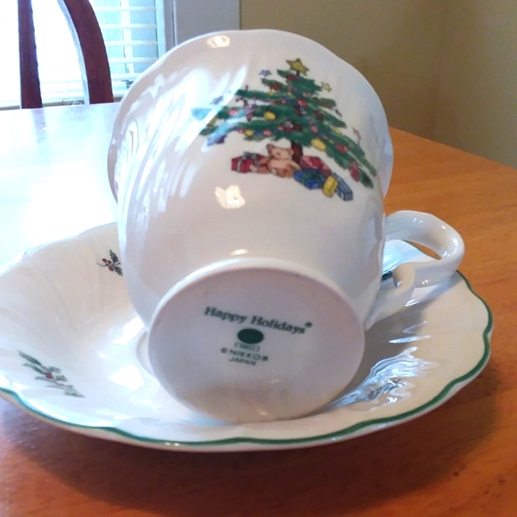 Nikko Happy Holidays 3.5" Cup & Saucers Set of 4 - Picture 4 of 6